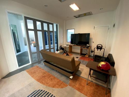 通萨拉Centerpoint Koh Phangan New的带沙发和平面电视的客厅