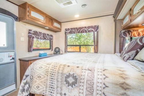摩押Moab RV Resort Glamping Large RV Setup OK63的卧室配有一张位于走廊的大床