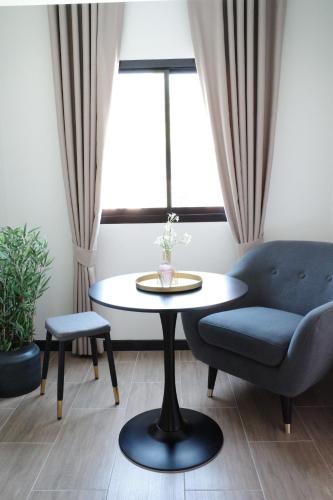 Ban PhalaVIYA Residence的客厅配有桌子和蓝色沙发