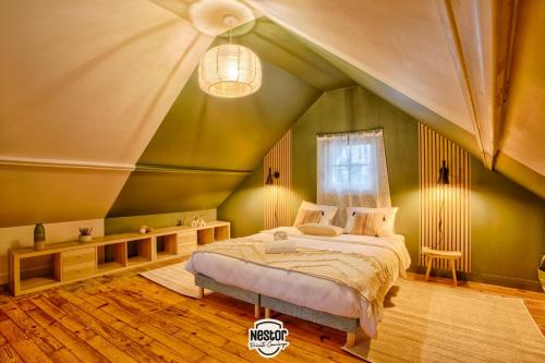 凯恩Casa Amour — Balneo, cosy & relaxation的一间拥有绿色墙壁的卧室和一张位于客房内的床