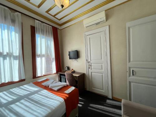 伊斯坦布尔Le Safran Suite Hotel的酒店客房设有床和窗户。
