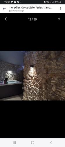 欧伦Moradia do castelo, férias tranquilas的一张石墙房间的照片