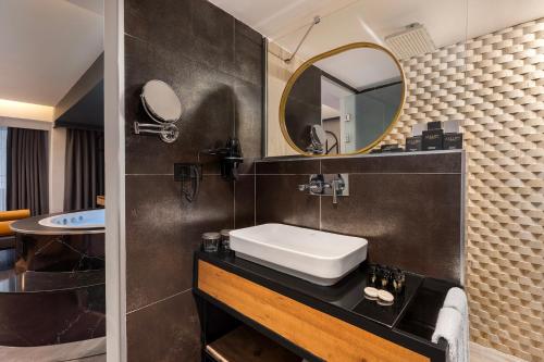 安塔利亚Afflon Hotels Loft City的一间带水槽和镜子的浴室