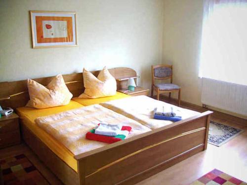 Ferienhaus Schöne的一间卧室配有带枕头和椅子的床