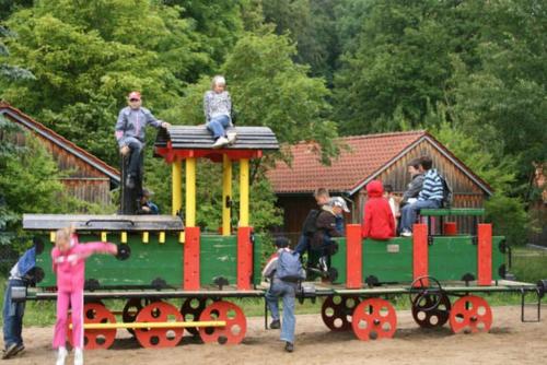 新勃兰登堡Schullandheim的一群坐在玩具火车上的人