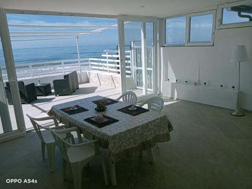 加埃塔PALOMERA LUXURY APARTMENT SUL MARe的一间带桌椅的海景用餐室
