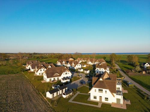 施托尔佩奥夫乌塞多姆Inseldomizil Stolpe - Urlaub unter Reet auf Usedom的享有村庄的空中景致,设有房屋