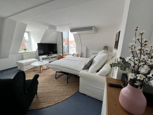 维尔茨堡City Apartement im Herzen der Stadt的客厅配有床和沙发