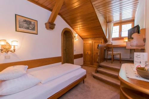 罗孚尔艾格别墅的一间小卧室,配有一张床和一张书桌