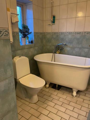 BunkeflostrandVilla i Bunkeflostrand的浴室配有白色浴缸和卫生间。