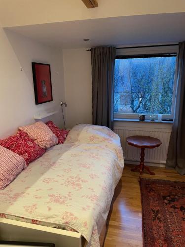 BunkeflostrandVilla i Bunkeflostrand的一间卧室设有一张床、一个窗口和一张桌子