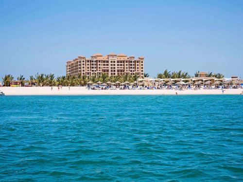 拉斯阿尔卡麦Pullman Resort Al Marjan Island的海滩上拥有大量水体的酒店