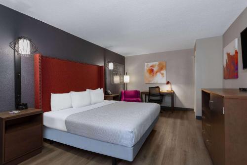 彭萨科拉彭萨科拉拉金塔旅馆的配有一张床和一张书桌的酒店客房