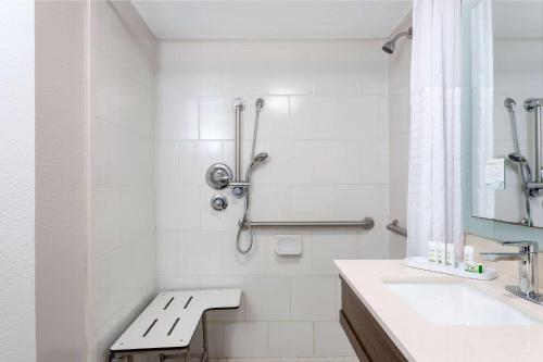彭萨科拉彭萨科拉拉金塔旅馆的白色的浴室,配有水槽旁的长凳