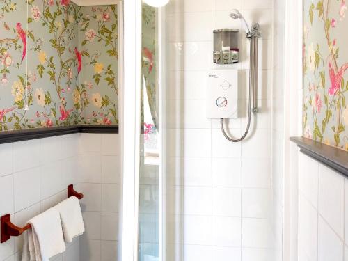 ArnistonThe Mansion House At Kirkhill的带淋浴的浴室和花卉壁纸