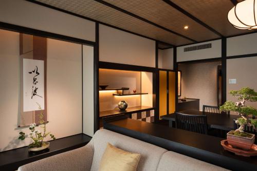 京都DoubleTree by Hilton Kyoto Station的客厅配有沙发和桌子