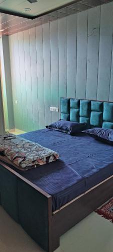 BasāriShri Ji Palace的一张蓝色床垫的大床