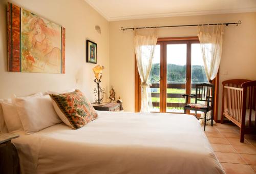 Paço de SousaOlival House的卧室设有一张白色大床和一扇窗户。