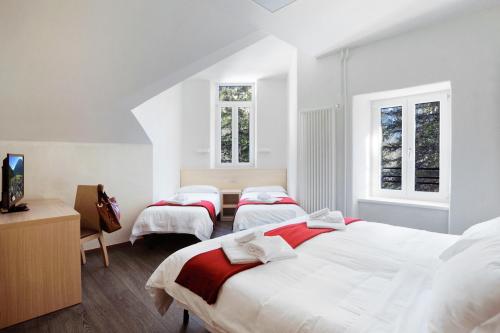 卡尔博宁克罗达罗萨酒店的配有白色墙壁和窗户的客房内的三张床