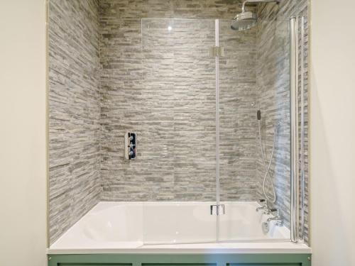 东伊尔斯利2 Pheasant的砖墙浴室内的白色浴缸