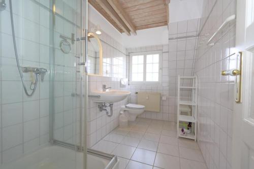 曼克玛肖Syltnest的带淋浴、盥洗盆和卫生间的浴室