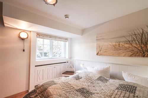 布拉德鲁普Wattkoje的一间卧室设有一张床和一个窗口