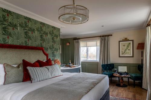 彻特西桥梁酒店的一间卧室设有一张大床和一个窗户。