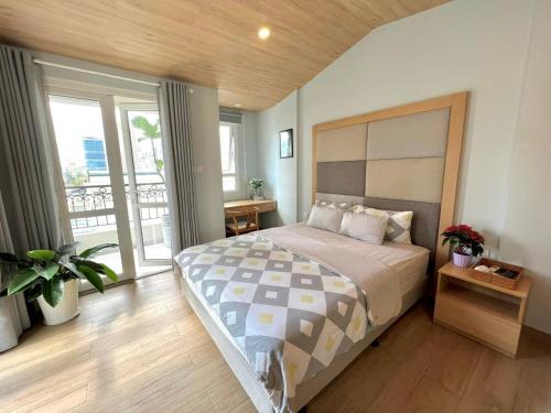 胡志明市7 Apartment的一间带大床的卧室和一个阳台