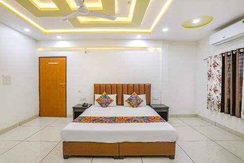 PhandaFabHotel Dhruva的一间卧室设有一张床和天花板