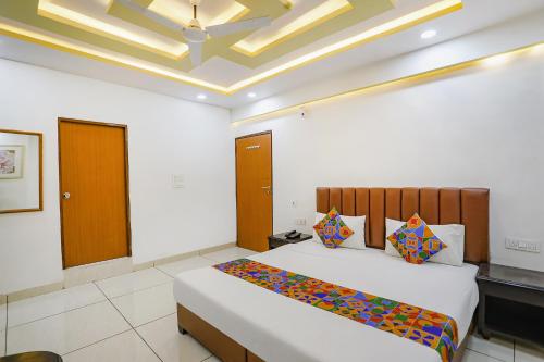 PhandaFabHotel Dhruva的一间卧室,卧室内配有一张大床