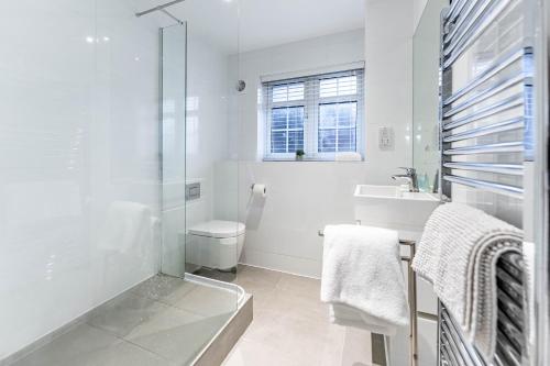 雷丁The Faculty by Celador Apartments的白色的浴室设有水槽和卫生间。