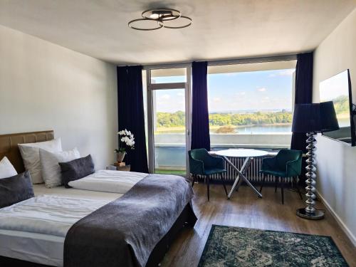 科隆Rheinblick Apartments的酒店客房设有两张床和一张桌子,享有美景。