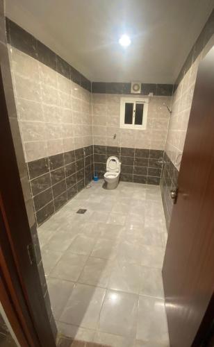 Ḑubāغرفة مع دورة مياه 201的一间带卫生间的浴室和瓷砖地板。
