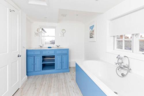 奥克姆Independence House的一间带蓝色橱柜和水槽的浴室