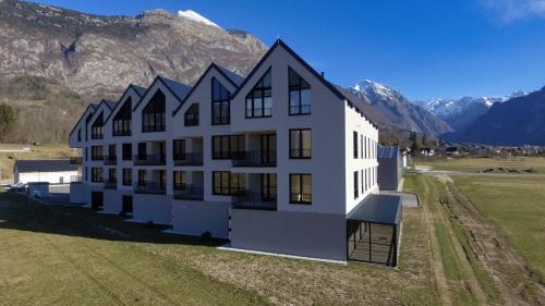 博维茨Soca Valley Suites的享有建筑的空中景观,以群山为背景