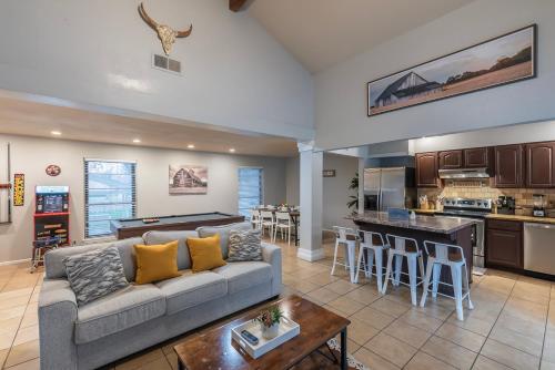 圣安东尼奥Pool, Gameroom & Minigolf Enchanting Texas Home的带沙发的客厅和厨房
