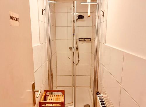 科隆Cologne Chic: Mexx Opulence Köln的浴室里设有玻璃门淋浴