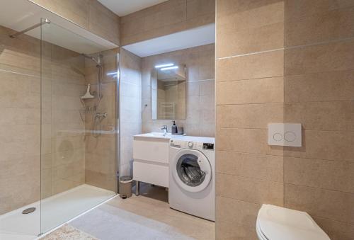 博索莱伊Superb New 2-room Apartment -parking Beausoleil的一间带洗衣机和淋浴的浴室