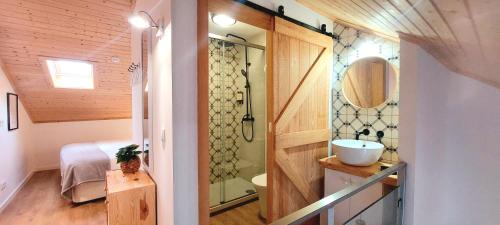 法鲁7 Styles Apartments by Raspberry Cascade的一间带水槽和淋浴的小浴室