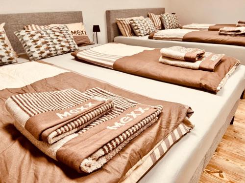科隆Cologne LUXE Living: Opulent Elegance Unleashed的三张带毯子的床
