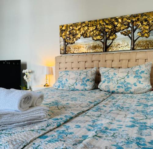 什未林Wohnung am Schlossgarten的一张带大床头板和枕头的床