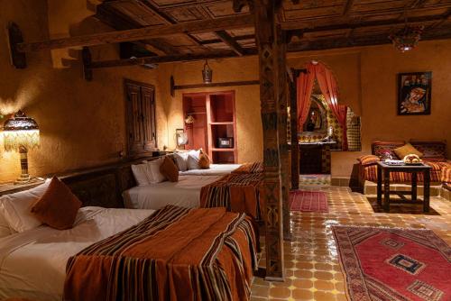 伊尔富德夏露卡阿尔方德古堡酒店的一间卧室,配有三张床