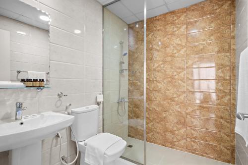 迪拜Silkhaus Elegant Studio Near Silicon Central Mall的带淋浴、卫生间和盥洗盆的浴室