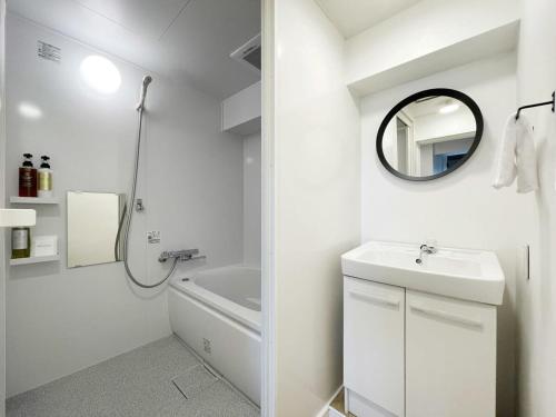 广岛bHOTEL Dai3Himawari - Up to 10p 1 min Peace Park, Wonderful huge house的白色的浴室设有水槽和镜子