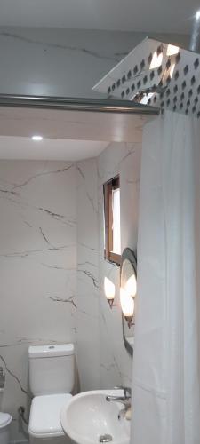 卡萨米尔Villa Shpetim Zogaj.的白色的浴室设有卫生间和水槽。