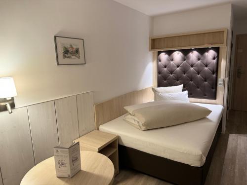 汉诺威哈泽酒店的小房间设有一张床和一张桌子