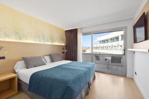 帕尔马海滩丰塔内利亚斯海滩公寓式酒店的酒店客房设有一张床和一个大窗户