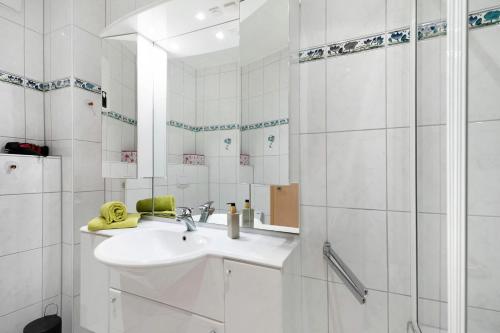 克罗夫Haus Beate Klein的白色的浴室设有水槽和淋浴。
