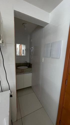 若昂佩索阿Israel flat tambau 106的一间白色的小浴室,配有水槽和镜子