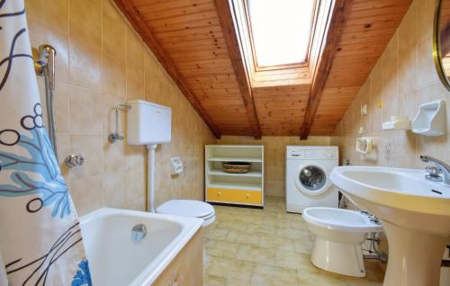 莫内利亚2 Bedroom Stunning Apartment In Moneglia的浴室配有卫生间水槽和洗衣机。